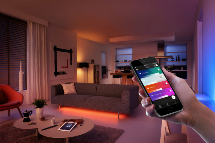 1_Philips_Hue_vernetztes Wohnen Das intelligente Zuhause ist Realität, heute sind bereits viele Geräte vernetzt, ob in der der guten alten Stube, in der Küche, im Bad oder rund ums Haus.