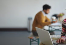 Plantronics BackBeat PRO 2 gewinnt iF Design Award Plantronics hat für den schnurlosen Bluetooth-Kopfhörer BackBeat PRO 2 den Produktdesign-Award 2017 gewonnen. Das Design hat überzeugt.