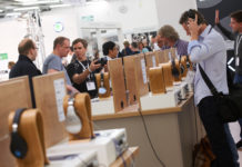 Hör-Bar an der HIGH END Kopfhörer erobern die HiFi-Branche. An dser HIGH END gibt es wiederum eine Hör-Bar, um Kopfhörer live zu erleben.