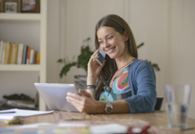 Swisscom und Sunrise arbeiten gemeinsam an Kapazitätserweiterungen Dame am Laptop