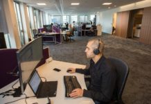 Plantronics eröffnet Niederlassung in den Niederlanden Mann an einem PC