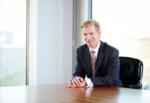 Auswirkungen der Digitalisierung auf Treuhänder und KMU Stephen Kelly von Sage am Pult