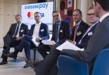 Samsung Pay startet in der Schweiz CEO Cornercard Alessandro Seralvo, Vice President Mastercard Arne Pache, Head of Marketing Samsung Schweiz, Heiko Brunner, CEO BonusCard, Stefan Bolt, CEO Swiss, Bankers Hans-Joerg Widiger und Volker Koppe, von links, orientieren über die neue Bezahlfunktion Samsung im 25hours Hotel waehrend der Pressekonferenz von Samsung Pay am Donnerstag, 27. April 2017, in Zuerich.