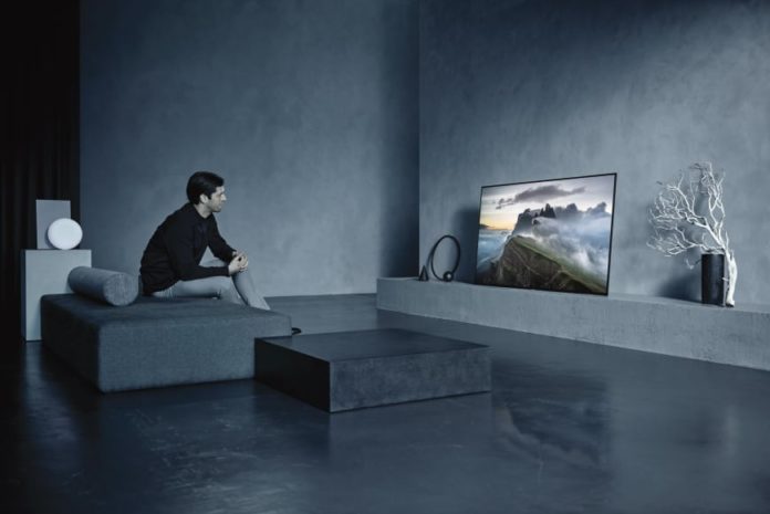Der neue OLED-Fernseher A1 von Sony ist ab Mai 2017 in der Schweiz ab Mai im Handel erhältlich, Acoustic Surface Soundtechnologie inklusive.