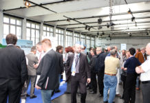 Smartwatches sind gefragt Interessierte an einer Fachmesse