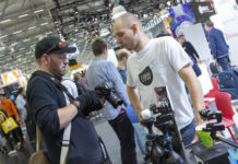 photokina 2018 stellt sich neu auf Zwei Herren am Handy.