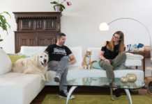 Brack.ch: Ab sofort auch alles für Hund und Katz Herr und Frau auf einem Sofa diskutieren den Bedarf an Tiernahrung