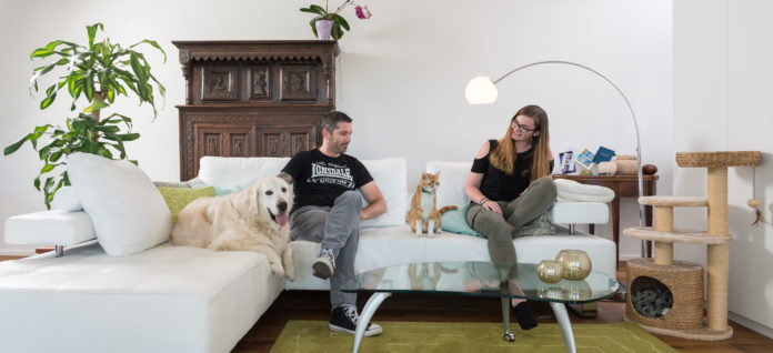 BRACK_Tierbebedarf Herr und Frau auf einem Sofa diskutieren den Bedarf an Tiernahrung