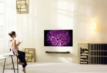 Das gleiche TV-Programm auf Fernseher, Notebook und Smartphone Fersnseher mit Dame in der Woihnstube