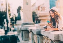 Sunrise UPC will 26 Schweizer Gemeinden besser vernetzen Frau mit dem Handy