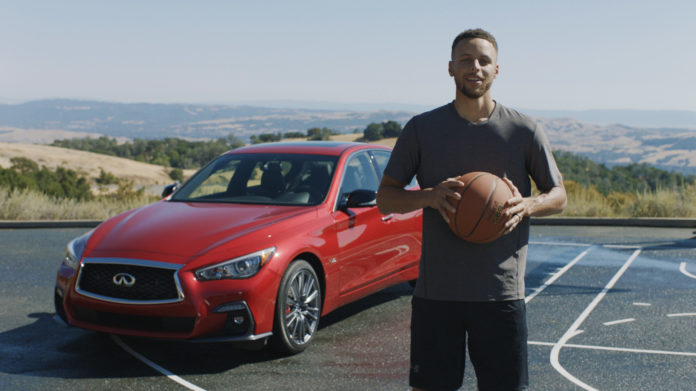 Basketballstar Stephen Curry vor einem Infiniti-Auto