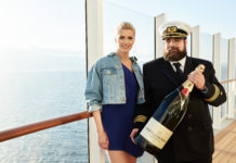 Model Lena Gercke tauft AIDAperla Lena Gercke und Captain Boris Brecker mit einer Flasche Champagner