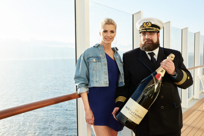 Lena Gercke und Captain Boris Brecker mit einer Flasche Champagner