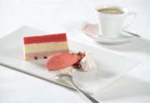 SWISS serviert Obwaldner Spezialitäten Weisse Schokoladen-Himbeermousse