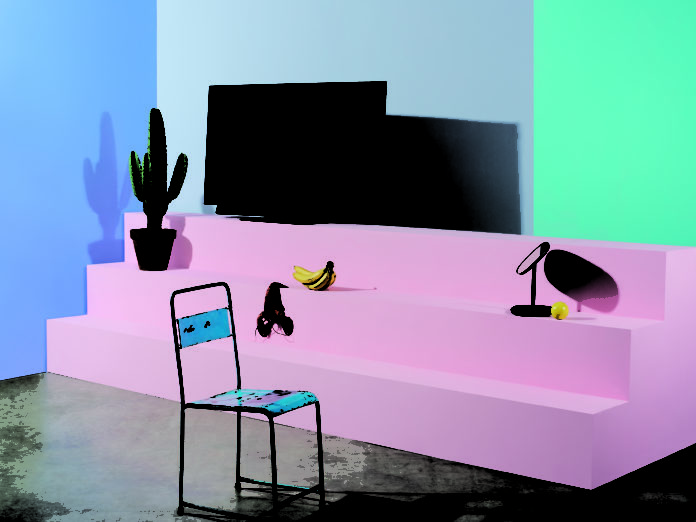 Fernseher von Loewe mit einem Designstuhl im Vordergrund