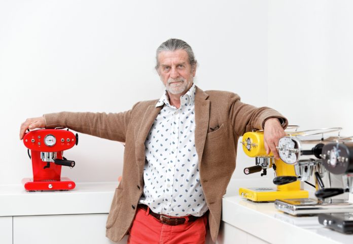 Portraitbild von Francesco Illy umrahmt von 3 Kaffeemaschinen