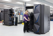 IBM rüstet Kunden für Datensicherheit Frau an Case im Rechenzentrum