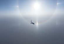 Emirates und flydubai partnern Flugzeug am Himmel