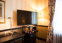 Hotel Ambassador à l’Opéra Zürich setzt auf Loewe Ein Loewe-TV in einem Hotelzimmer