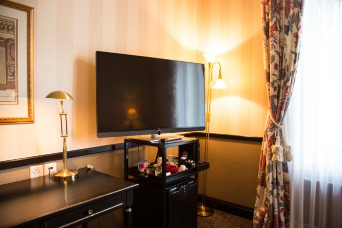 Ein Loewe-TV in einem Hotelzimmer