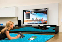 Thomson: Fernbedienung als Kommandozentrale Dame mit Fernbredienung auf Bett