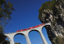 RhB: Clà Ferrovia reist ins Gletscherland RhB-Zug über Brücke
