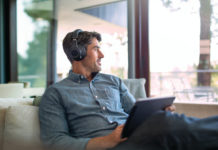 Mobile Collaboration: Fünf Tipps für einen Indian Summer Mann am Arbeiten und aus dem Fenster sehend