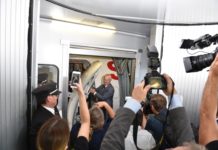 SWISS verabschiedet letzten Avro RJ100 Der Kapitän bei Türe des Flugzeugs