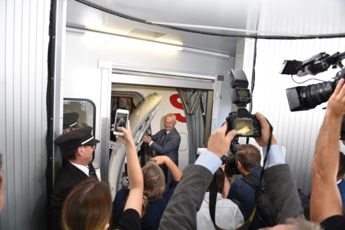 Der Kapitän bei Türe des Flugzeugs