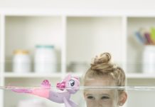 My Little Pony: Die Spielzeug-Highlights zum Film Ein Mädchen schaut gespannt einen Film.