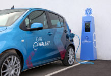 ZF, UBS und IBM bringen Blockchain ins Auto Auto an einer Ladestation