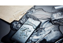 Galaxy Note8 erhältlich Das Handy liegt im Wasser.