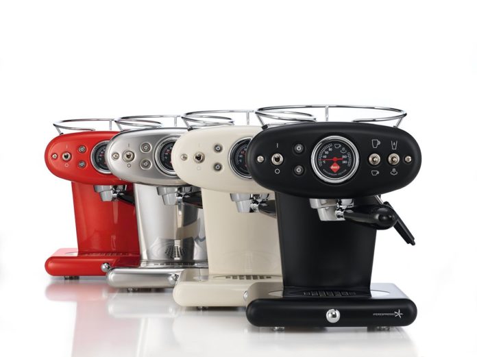 1_X1 Anniversary-schwarz-mandel-inox-rot-300dpi_preview Amici-Kaffeemaschine in 4 Farbvarianten