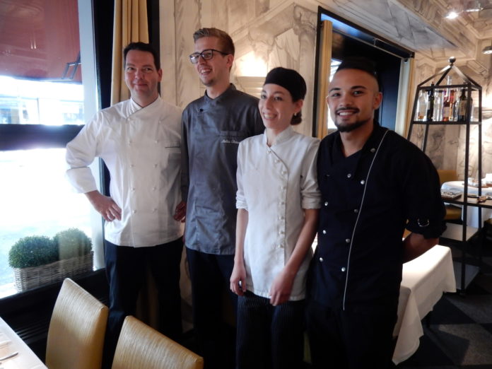 David Krüger mit Küchen-Crew