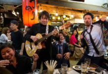 «DOK»-Serie: Fokus Japan – Unterwegs mit Patrick Rohr Neue «DOK-Serie: Fokus Japan»: Ausgelassene Geschäftsleute in einer Ess-Gasse in Tokyo, in Yuraku-cho