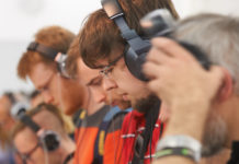 Musikgenuss pur in Regensdorf Personen mit Kopfhörer, die konzentriert Musik hören.