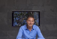 Loewe Händler aus Überzeugung Marco Wegmüller sitzt auf einem Stuhl