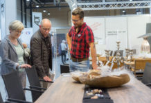 18000 Besucher interessierten sich für Bauen & Wohnen Ein Aussteller zeigt einem Besucher einen Tisch an einer Ausstellung.