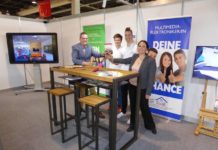 Wechsel auf VSRT-Geschäftsstelle Vier Personen an einem Tisch an einem Messestand, die Damen rechts ist Andrea Brönnimann.