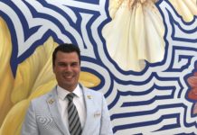 Raffael Reisig zum Schweizer Concierge des Jahres gekürt Concierge Raffael Reisig vor einer Hauswand