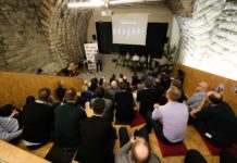 Huawei bringt Künstliche Intelligenz der Gesellschaft näher Die von Huawei organisierte Podiumsdiskussion zum Thema KI