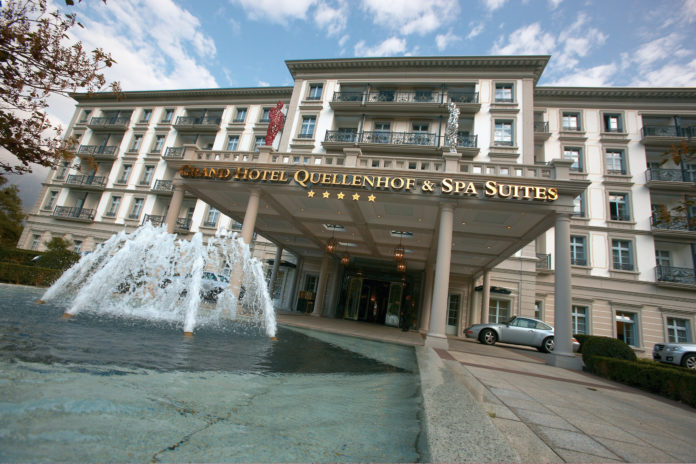 QH_Aussenansicht_Eingang_Brunnen Aussenansicht Grand Hotel Quellenhof & Spa Suites