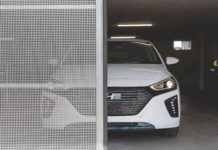Bei Galaxus gibt’s jetzt auch Autos Eine Front eines Hyundai hinter einem Garagentor mit Gitter