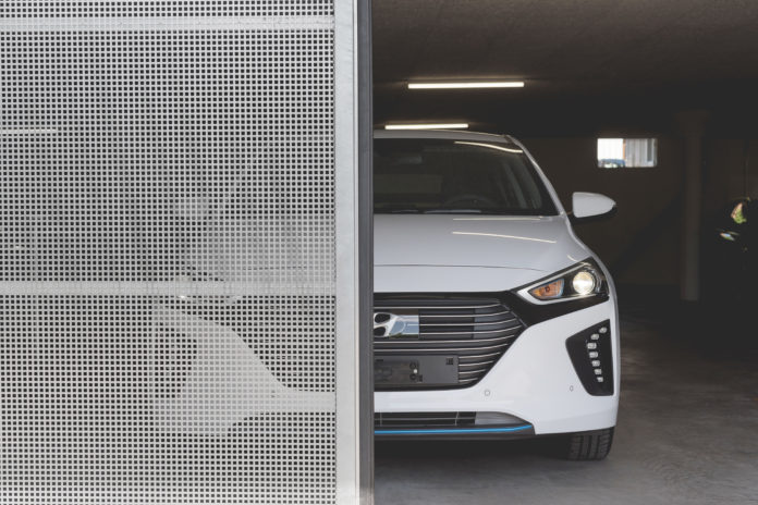 Eine Front eines Hyundai hinter einem Garagentor mit Gitter