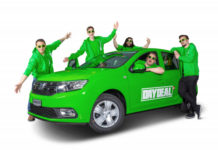 Neuwagen für unter 5000 Franken grüner Skoda mit flippigen Männern