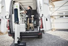 Bott lanciert neue Fahrzeugseinrichtungslinie Ansicht von Fahrzeugeinrichtungen eines Transporters von hinten.