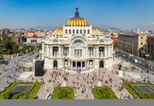 Emirates fliegt über Barcelona nach Mexiko-Stadt Palast i Mexico-City