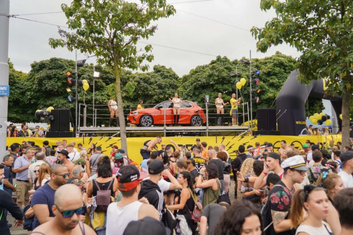 2019-Zuerich-Street-Parade-Opel-Corsa-e-508354