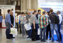 Wie sich Covid-19 auf das Kaufverhalten auswirkt Eine Personenmenge steht an einer Ausstellung vor Ständen.