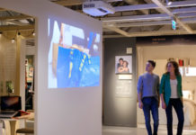 Studie zeigt Chancen für den Fachhandel auf Zwei Personen stehen vor einem POS.